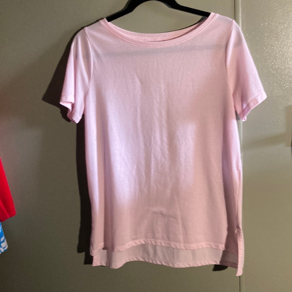 Under Armour Pink loose fit heat gear shirt. Size Medium